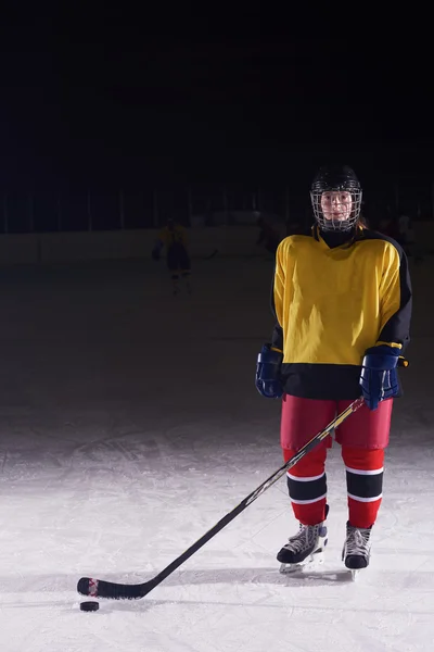 Adolescent fille hockey sur glace joueur portrait — Photo