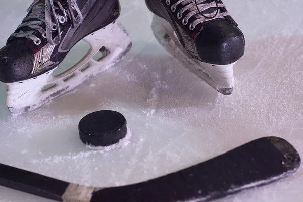 Palo de hockey y disco en el hielo — Foto de Stock