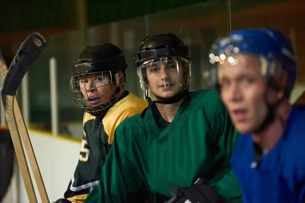 Joueurs de hockey sur glace sur banc — Photo