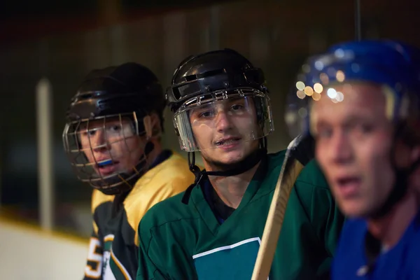 Joueurs de hockey sur glace sur banc — Photo