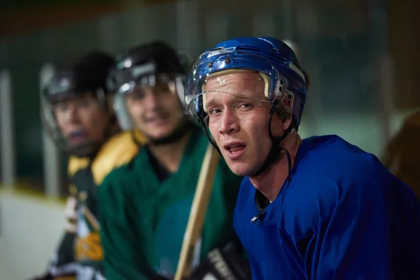 Joueurs de hockey sur glace sur banc — Photo