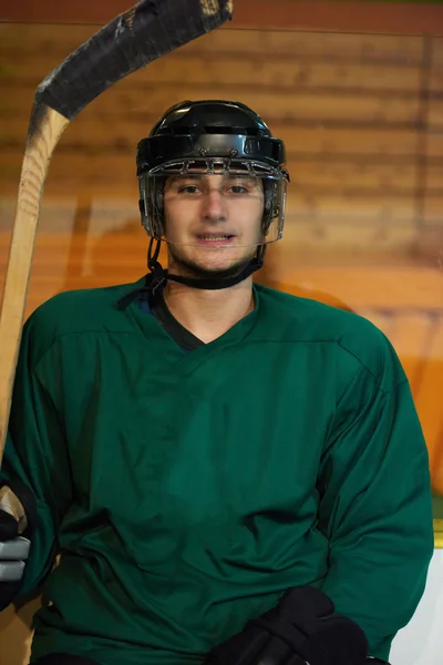 Jugadores de hockey sobre hielo en el banco — Foto de Stock