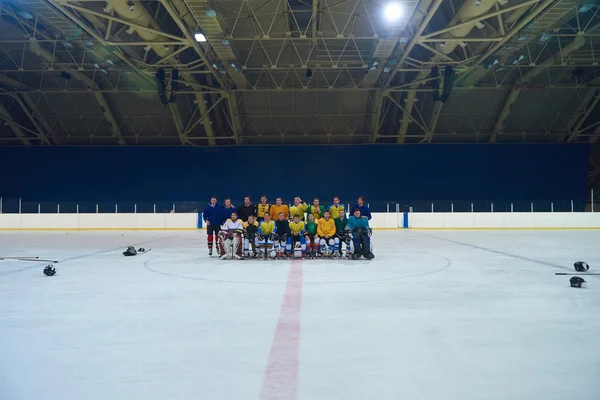 Reunión de equipo de jugadores de hockey sobre hielo con entrenador —  Fotos de Stock