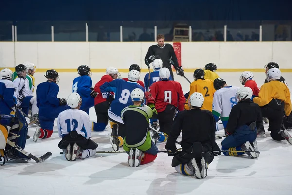 Ice hockey players team meeting with trainer — Stock Photo, Image