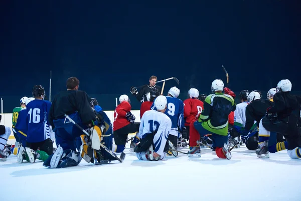 Équipe de joueurs de hockey sur glace rencontre avec l'entraîneur — Photo