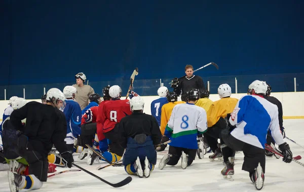 Jogadores de hóquei no gelo reunião de equipe com treinador — Fotografia de Stock