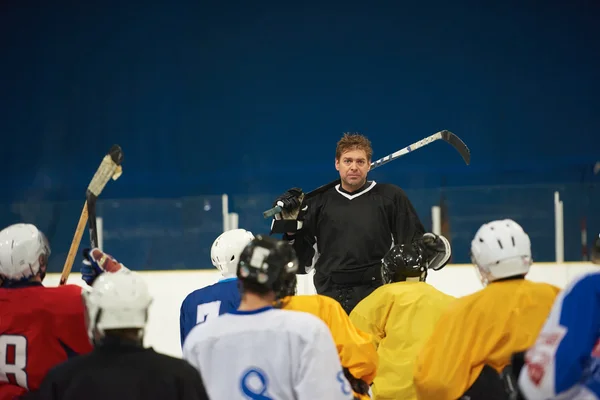 Incontro della squadra di giocatori di hockey su ghiaccio con l'allenatore — Foto Stock