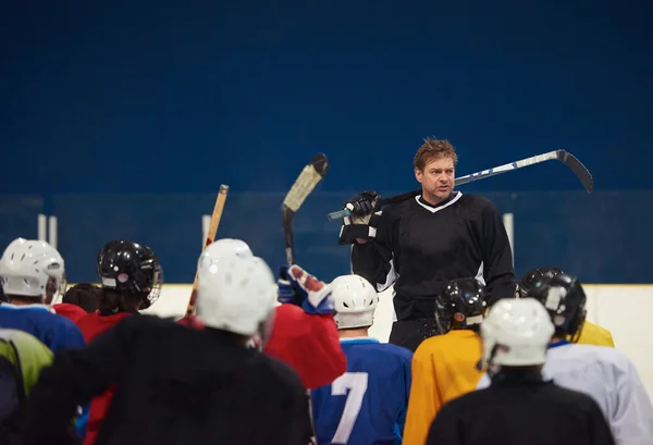 Incontro della squadra di giocatori di hockey su ghiaccio con l'allenatore — Foto Stock