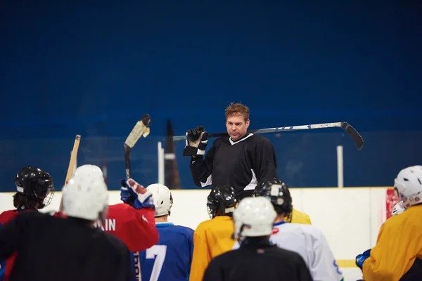 Incontro della squadra di giocatori di hockey su ghiaccio con l'allenatore — Foto Stock