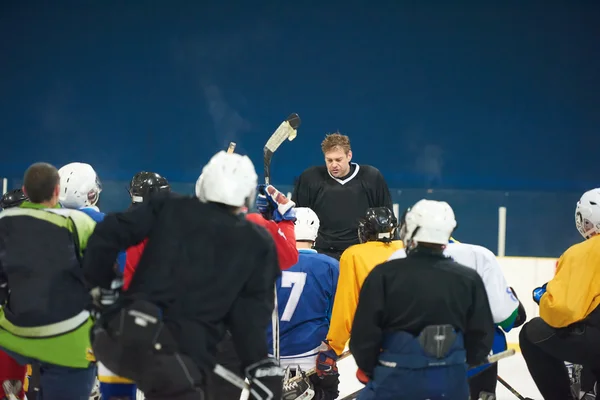 Incontro della squadra di giocatori di hockey su ghiaccio con l'allenatore — Foto Stock