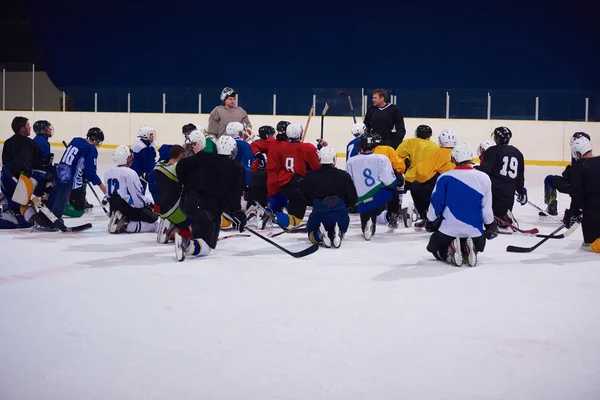 Jogadores de hóquei no gelo reunião de equipe com treinador — Fotografia de Stock