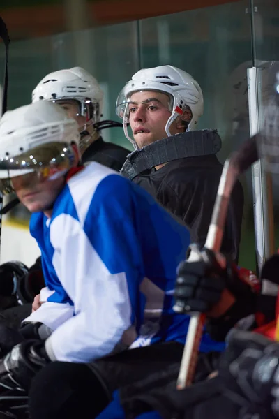 Ishockeyspelare på bänk — Stockfoto