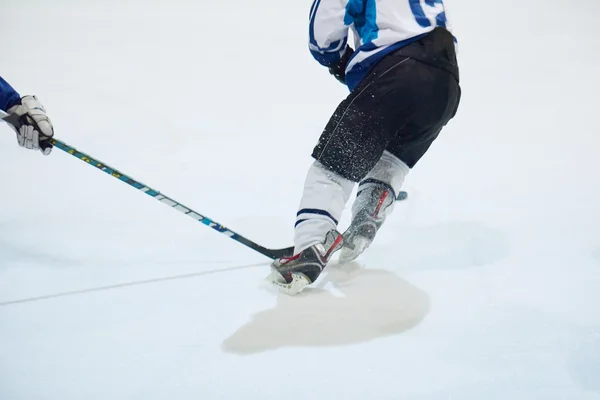 Buz hokeyi oyuncusu iş başında — Stok fotoğraf