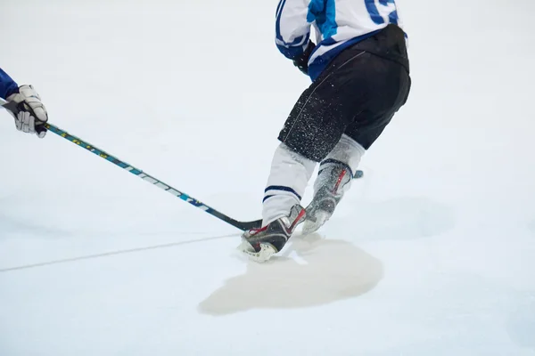 Jugador de hockey sobre hielo en acción — Foto de Stock