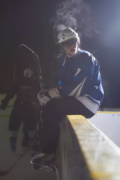 Jugadores de hockey sobre hielo en el banco —  Fotos de Stock