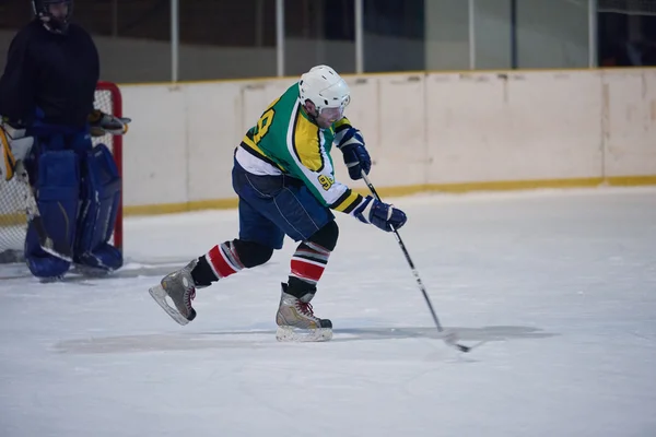 Ishockeyspelare i aktion — Stockfoto