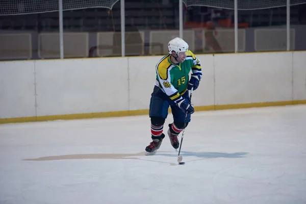 Ice hockey player in action — Stock Photo, Image