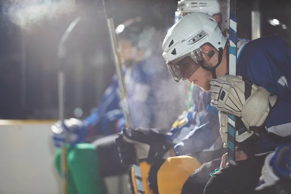 Giocatori di hockey su ghiaccio in panchina — Foto Stock