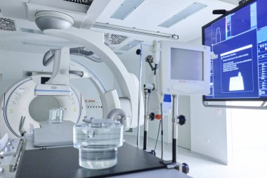 Temiz ve iyi organize edilmiş bir tıbbi görüntüleme odası gelişmiş teknolojiye sahiptir. Alan, hasta güvenliği için görüntüleme ve izleme ekipmanları da dahil olmak üzere teşhis prosedürleri için tasarlandı..