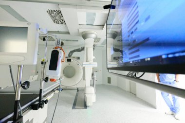 Hastanın teşhisi için son model ekipmanların kullanıldığı geniş bir tıbbi görüntüleme odası. Oda iyi aydınlatılmış ve düzenli, düzgün tıbbi prosedürleri kolaylaştırıyor..