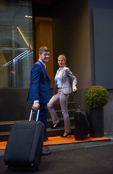 Бизнес-люди, въезжающие в отель — стоковое фото