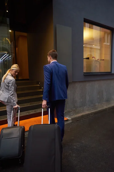 Pessoas de negócios casal entrando hotel — Fotografia de Stock