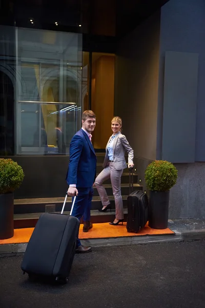 Uomini d'affari coppia entrare in hotel — Foto Stock
