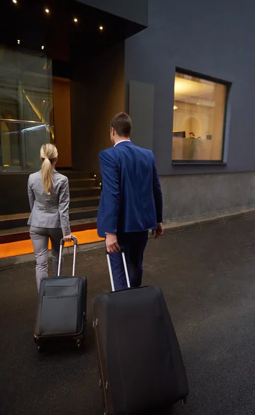 Pessoas de negócios casal entrando hotel — Fotografia de Stock