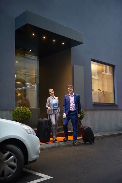Business people couple entering  hotel — Stock Photo, Image