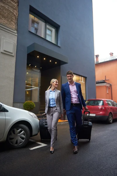 Pessoas de negócios casal entrando hotel — Fotografia de Stock