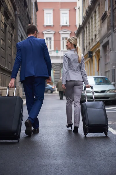 Pessoas de negócios casal entrando hotel — Fotografia de Stock