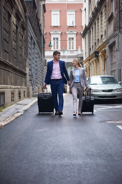 Pessoas de negócios casal entrando hotel — Fotografia de Stock