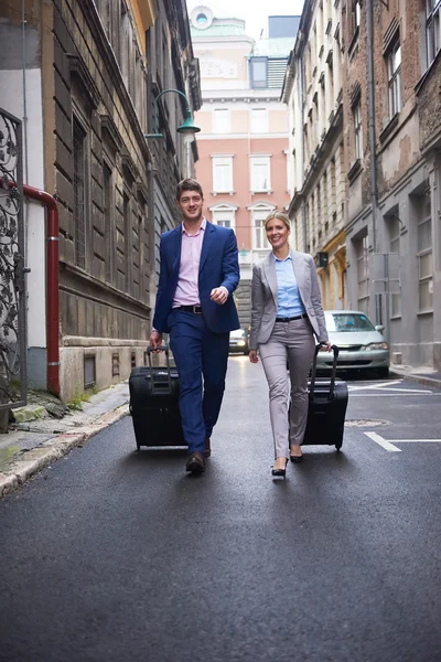 Pessoas de negócios casal entrando hotel — Fotografia de Stock