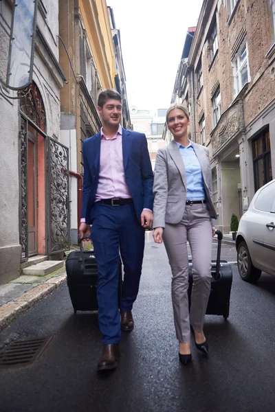 Pessoas de negócios casal entrando hotel — Fotografia de Stock