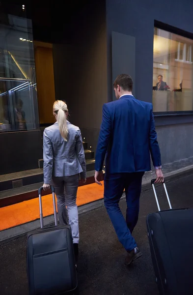 Pessoas de negócios casal entrando hotel — Fotografia de Stock