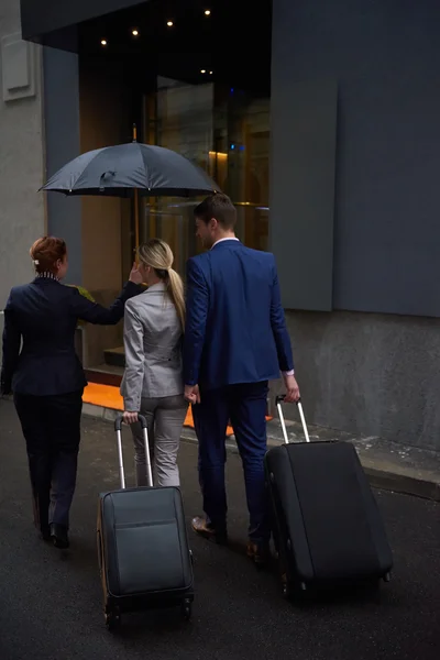 Pessoas de negócios casal entrando hotel — Fotografia de Stock