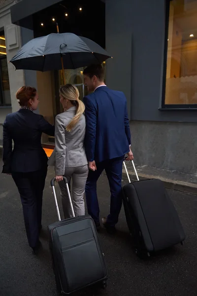 Pessoas de negócios casal entrando hotel — Fotografia de Stock