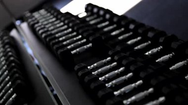 Yüksek kaliteli otomotiv parçaları bir üretim tesisinde düzenleniyor. İşçiler pürüzsüz montaj için her şeyin hazır olmasını sağlıyorlar. Detaylara dikkat etmek verimlilik için çok önemlidir..