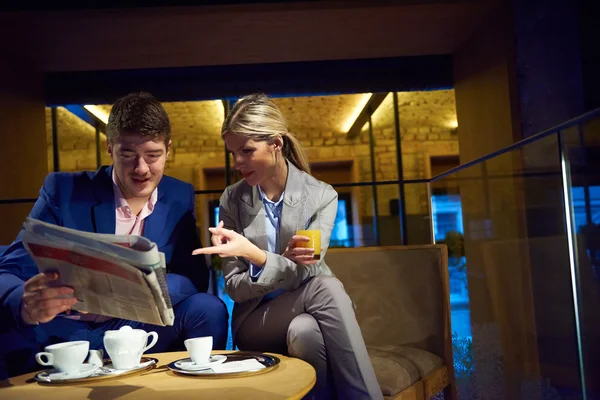 Business couple take drink after work — Stock Photo, Image