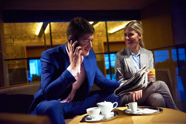 Zakelijke paar nemen drankje na het werk — Stockfoto