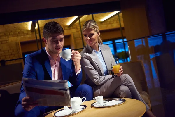 Geschäftspaar trinkt nach Feierabend — Stockfoto