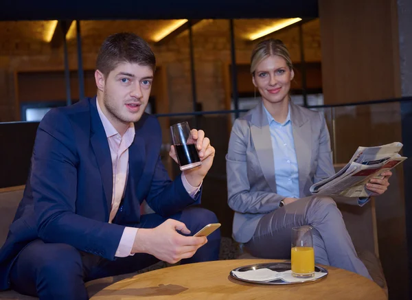 Couple d'affaires prendre un verre après le travail — Photo