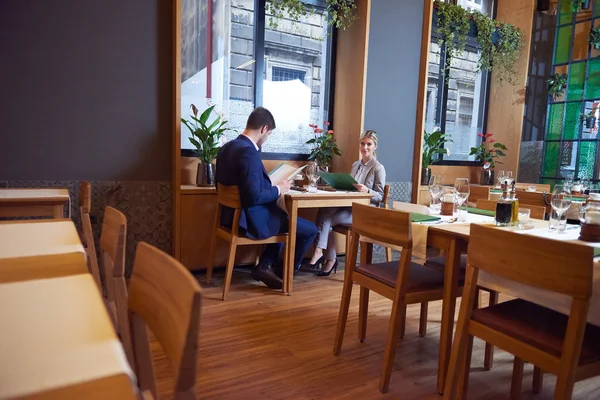 Pareja de negocios cenando — Foto de Stock