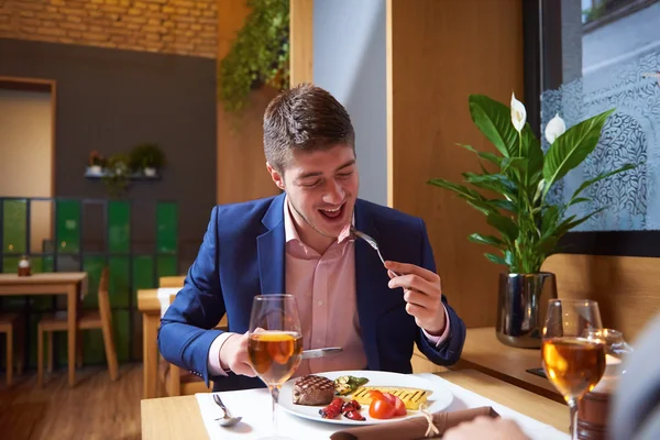 Geschäftspaar beim Abendessen — Stockfoto