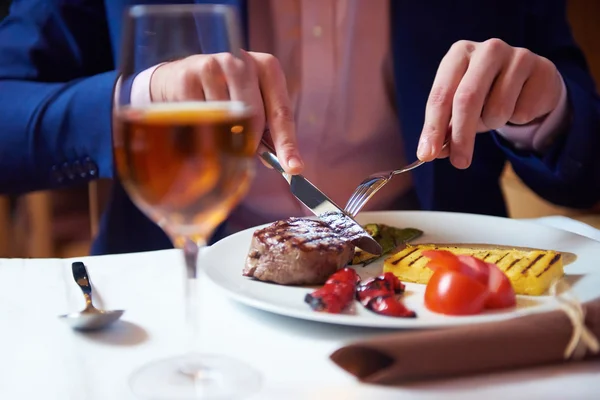 Liikemies syö maukasta naudanlihaa stak — kuvapankkivalokuva