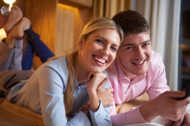 modern otel odasında genç Çift