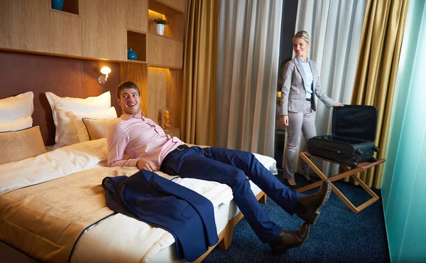 モダンなホテルの部屋で若いカップル — ストック写真