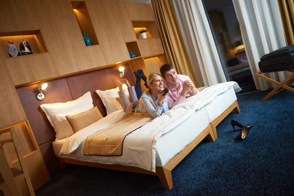 Junges Paar im modernen Hotelzimmer — Stockfoto