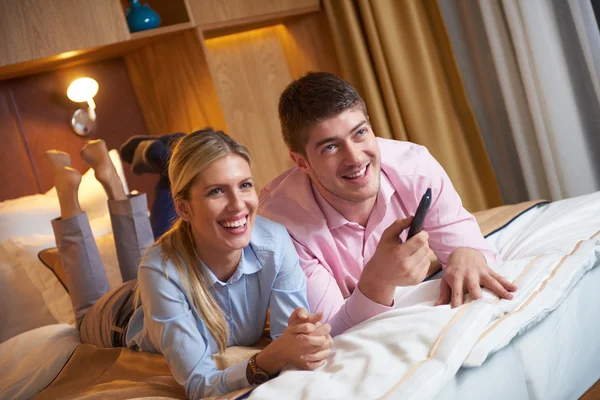 Jovem casal no quarto de hotel moderno — Fotografia de Stock