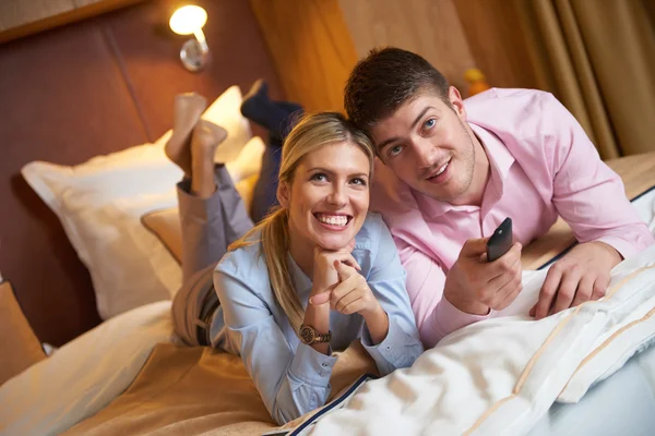 Jeune couple dans une chambre d'hôtel moderne — Photo